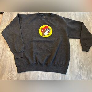 Buc-ees Adult X-Large Gray Long Sleeve Crewneck Beaver Logo Graphic Sweatshirt.